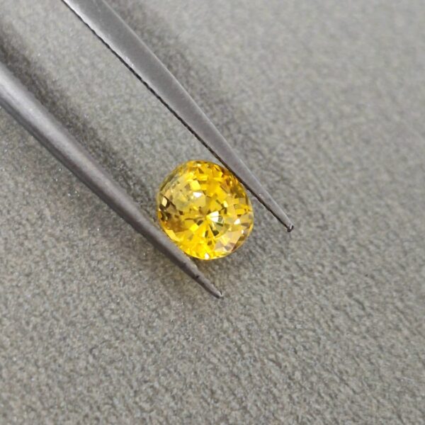 Natural Yellow Sapphire - 1.15 Carats | Ceylon | Certified Untreated - Image 4