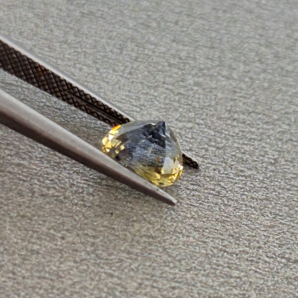 Natural Yellow - Blue Sapphire - 1.87 Carats | Ceylon| Untreated - Image 9