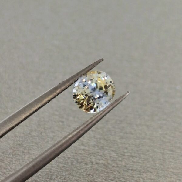 Natural Yellow - Blue Sapphire - 1.87 Carats | Ceylon| Untreated - Image 4