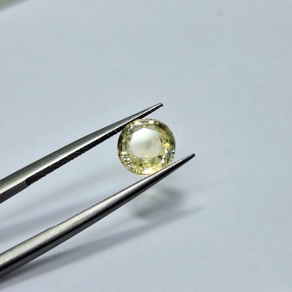 Natural Yellow Sapphire - 2.29 Carats | Ceylon | Certified Untreated - Image 4