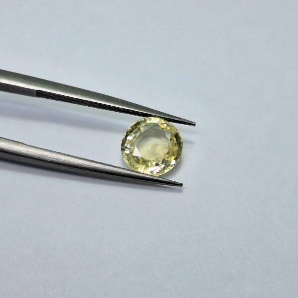 Natural Yellow Sapphire - 2.29 Carats | Ceylon | Certified Untreated - Image 3