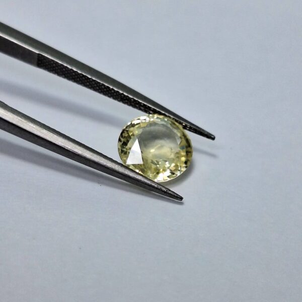 Natural Yellow Sapphire - 2.29 Carats | Ceylon | Certified Untreated - Image 2